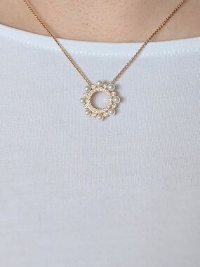 Swarovski EUC - Elegant Pearl Accent Rose Gold Plated Circle Pendant Necklace